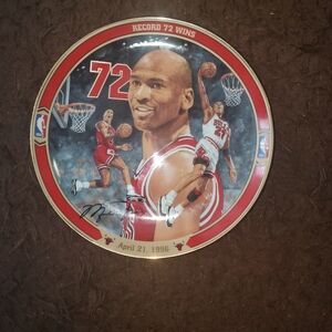 Chicago Bulls Commemorative Red Collector Wall Plate